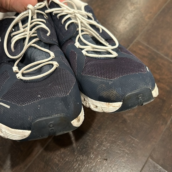 ON Cloud 5 Running Shoe in Midnight / White Size 12.5 main image 4